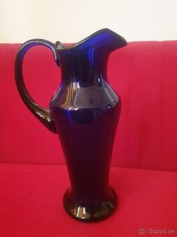 Sklenený krčah, drevená misa a svietnik