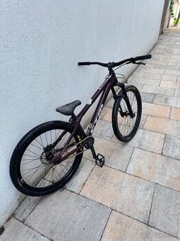 Bicykel Dirt King Expert 2022 tmavo fialovej farby