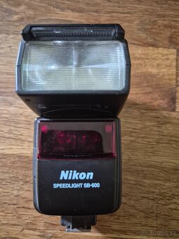 Nikon. SB600