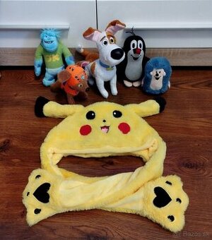 Postavičky zo známych rozprávok a čiapka Pikachu