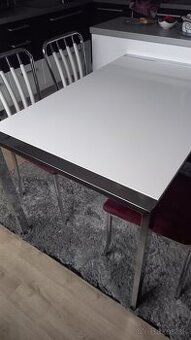 Kuchynský stôl a 4 stoličky