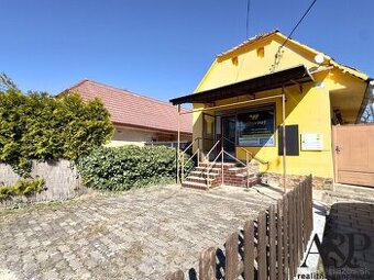 NA PREDAJ RODINNÝ DOM-PODNIKATEĽSKÝ PRIESTOR, POZEMOK 826M2,