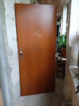 Bezpečnostné vchodové dvere.80l.