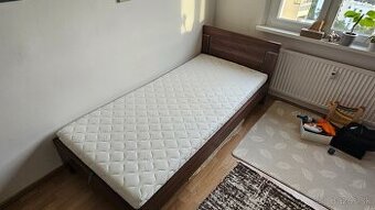 Nadrozmerna pevna postel s polohovacim rostom.