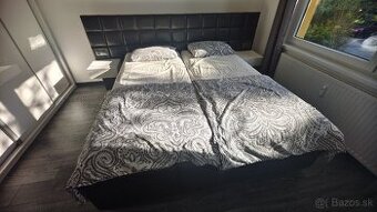 Masívna čalúnená manželská posteľ 180x200