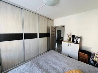 Na predaj pekný 3 izbový byt po rekonšt.aj so zariadením BR