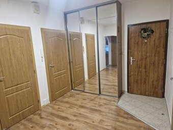 Na predaj 4 izbový byt v meste Handlová na ulici Okružná.