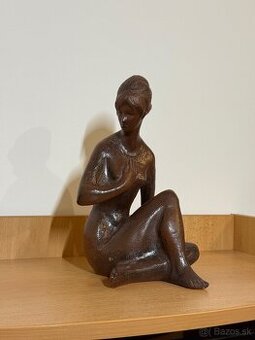 Socha žena s náhrdelníkom