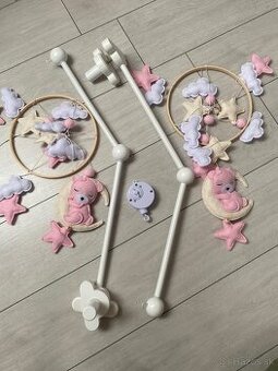 Kolotoče nad postieľku pre dievčatko