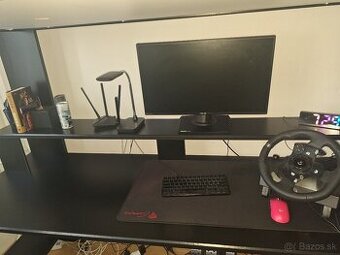 Poschodová posteľ s písaním stolom.