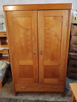 stará  rustikálna skriňa