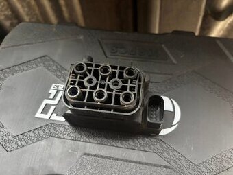 Audi a6c6 Rozdelovač ventilového bloku pre vzduch.podvozok