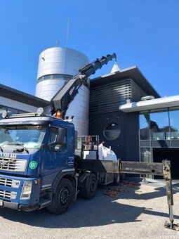 Autodoprava s hydraulickým rukou