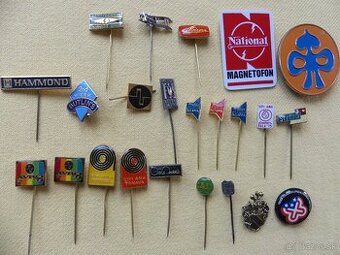 Rôzne hudobné a firemné odznaky