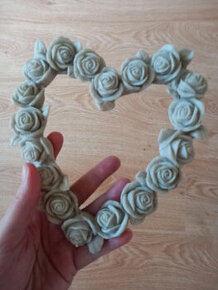Srdce s ružami - dekorácia polyrezín 18x17x2 cm