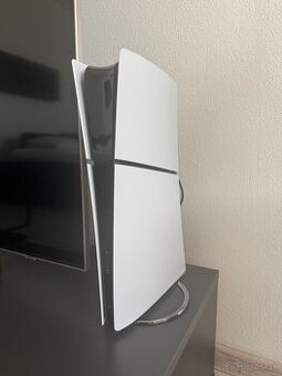 PS5 slim + 2 ovládače a príslušenstvo