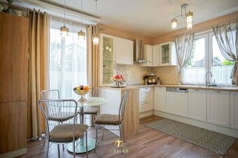 PREDAJ: Moderný, zariadený, 3i poschodový rodinný dom, Rajka