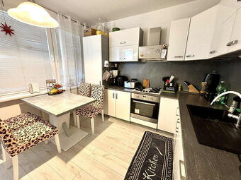 EXKLUZÍVNE NA PREDAJ – 3-IZBOVÝ BYT S DVOMA BALKÓNMI, UL. MO - 1