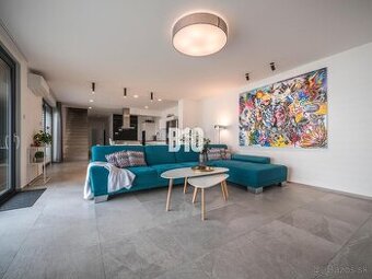 Moderná architektúra a veľký súkromný pozemok, 6-izbový rodi