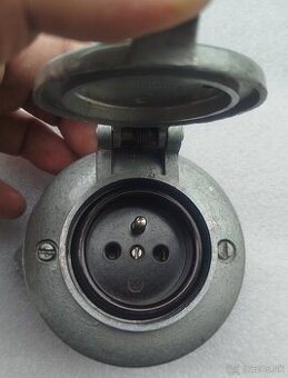 Predám veľmi zachovalu retro zásuvku na 230V