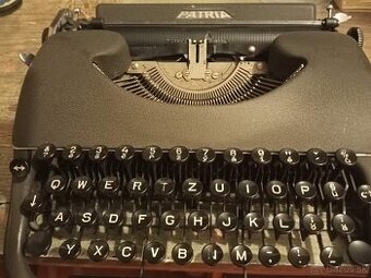 Preedám funkčný Švajčiarsky písací stroj Patria r.1940.