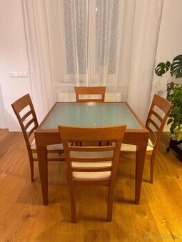 Jedálenský stôl so 4 stoličkami z masívneho dreva