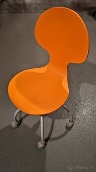 Dizajnová otočná stolička – oranžová, kovová konštrukcia