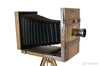 starožitný fotoaparát so statívom