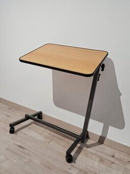 Odkladací stolík  s nastaviteľnou výškou