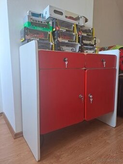 Predám červeno bielu drevenú komodu