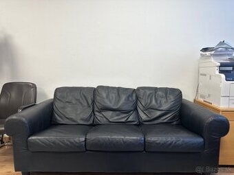 Čierny kožený gauč – 3-miestny, pohodlný, zachovalý