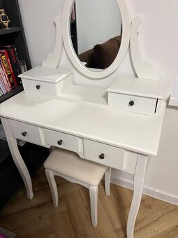 Kozmeticky stolík