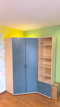 Šatníková rohová skriňa