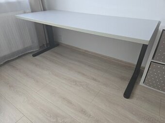 Predám kancelársky stôl 180×80 cm – kovová konštrukcia