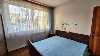 Posteľ so skriňami