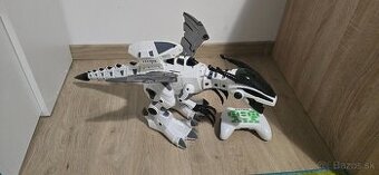Dinosaurus na diaľkové ovládanie chrlí paru