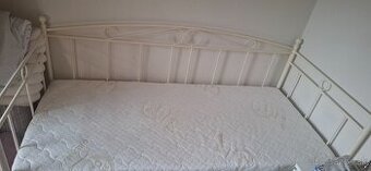 Biela kovová posteľ 90x200 cm s matracom