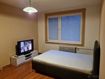 Prenájom 1 izbový byt Hlohovec Závalie