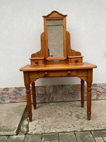 Smrekový starožitný kozmetický stolík.