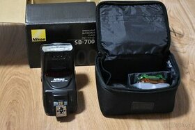 Kvalitny blesk Nikon SB 700 - ako novy , krabica , puzdro