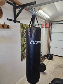 Boxerské vrece s držiakom na stenu.