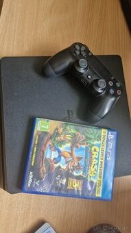 Playstation 4 s ovládačom a hrou