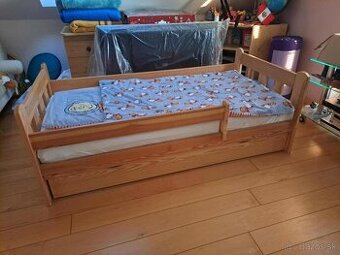 Dedská drevená posteľ so zásuvkou a zábradlím