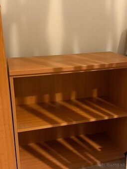 Police ku komode alebo kniznica