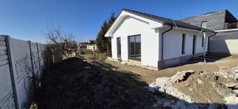 REZERVOVANÉ PREDAJ: Moderný 3-izbový rodinný dom v obci