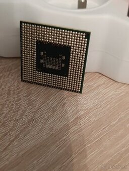 Intel Core 2 Duo T2330. (+ 1gb ddr2 ram)