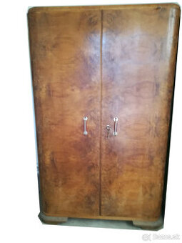 Darujem drevenú dvojdverovú skriňu s policami