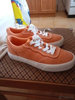 Cisto nove Pull&Bear