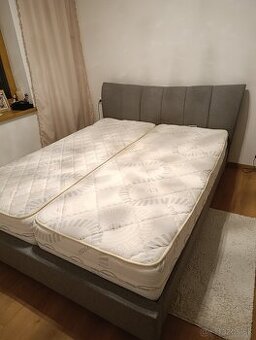 Čalúnená manželská posteľ (160×200 cm) s matracmi