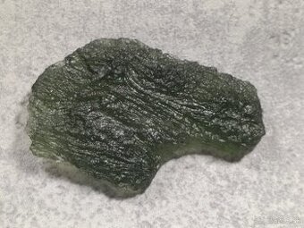 Krásný velký Vltavin z Chlumu, 14,36 gramu, ve stojánku